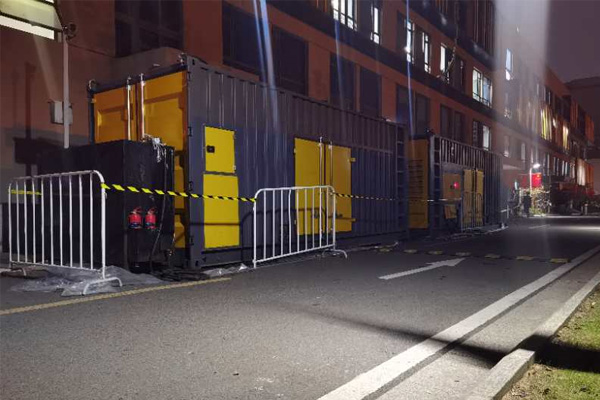 坡心镇柴油发电机组的输出电压是如何调节的？