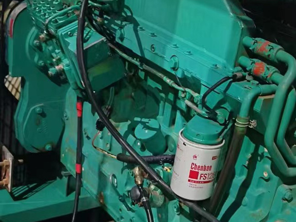 坡心镇如何确定新的发电机组控制系统是否与原系统兼容？