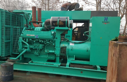 坡心镇发电机组如何判断水冷式机油散热器内部是否需要清洗？